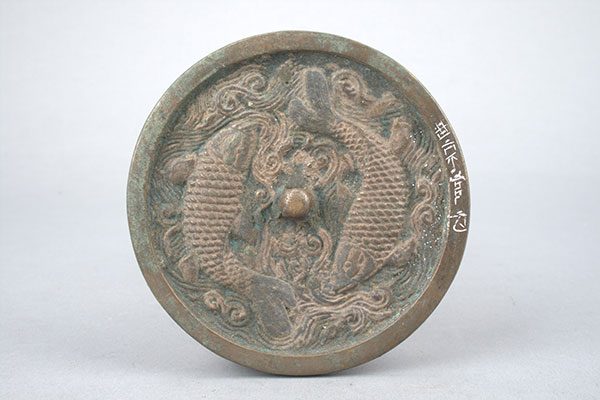 金代双鱼镜(图1)