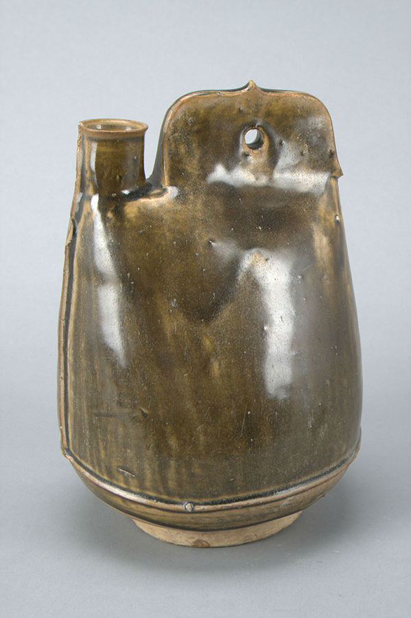 辽代蟹青釉鸡冠壶(图1)