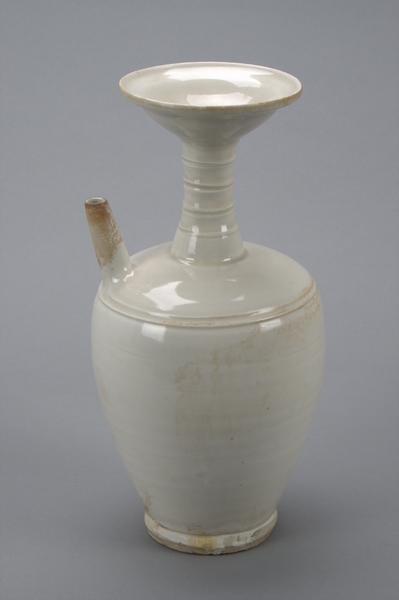 辽代白釉弦纹盘口注壶(图1)