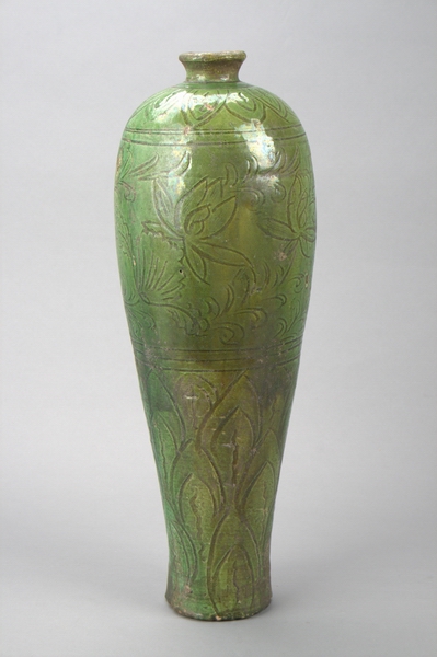 辽代绿釉刻莲花鸡腿瓶(图1)