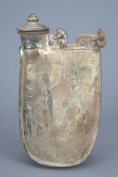 辽代绿釉双猴攀系鸡冠壶(图1)