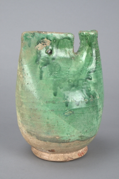 辽代浅绿釉鸡冠壶(图1)