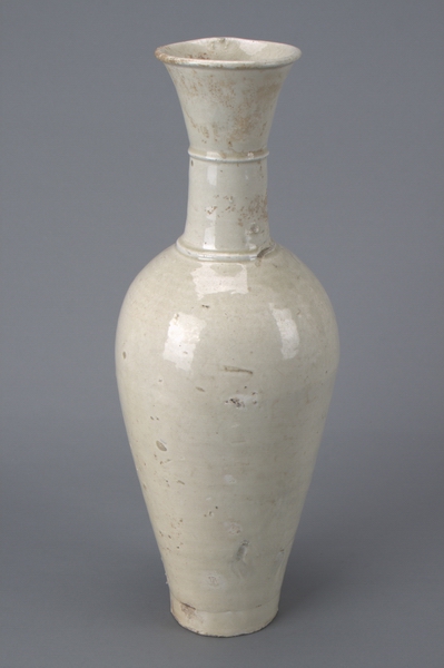 辽代白釉弦纹长颈瓶(图1)