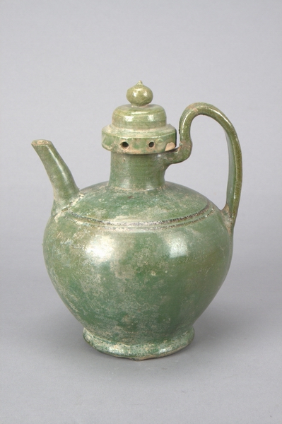 辽代绿釉弦纹带盖执壶(图1)