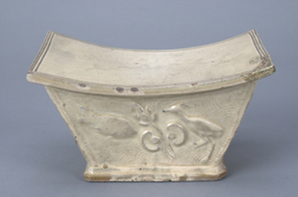 金代白釉鹭鶿水波纹瓷枕(图1)